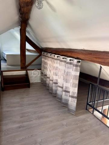Situé en plein centre-ville de Montlhéry, à proximité des commerces et des transports, venez découvrir cet appartement atypique plein de charme, idéal pour un premier achat ou un investissement locatif.
D'une surface de 40,50 m² habitables et 60,12 m² utiles, ce bien séduit par son caractère et ses beaux volumes sous toiture.
Vous découvrirez une agréable pièce de vie, une cuisine aménagée et équipée, une salle d'eau et un wc indépendant. A l'étage, la mezzanine offre un espace complémentaire pouvant être aménagé en coin nuit, bureau ou espace détente.
Les poutres apparentes apportent une véritable authenticité à l'ensemble et soulignent le charme de cet appartement.

Un bien de caractère à découvrir sans tarder !
Contactez moi pour obtenir davantage d'informations ou organiser une visite.