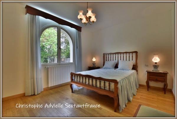 Bordeaux proche, maison individuelle style arcachonnaise sur 1000 M2 de terrain, double garage