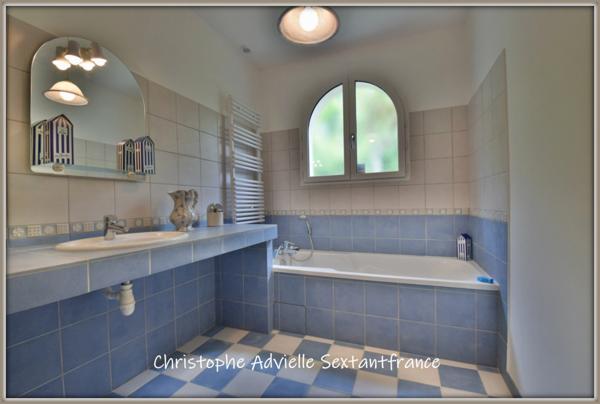 Bordeaux proche, maison individuelle style arcachonnaise sur 1000 M2 de terrain, double garage