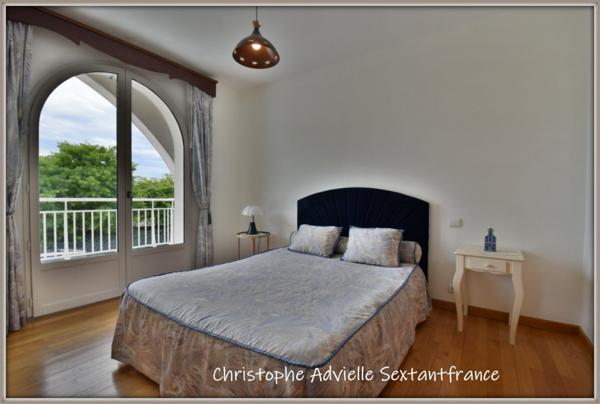 Bordeaux proche, maison individuelle style arcachonnaise sur 1000 M2 de terrain, double garage