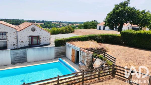 Maison à vendre 8 pièces 251 m² Le Poiré-sur-Vie