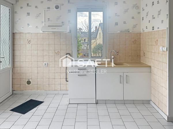 Nichée au cœur de Cinq-Mars-la-Pile, cette maison allie confort, praticité et cadre de vie agréable, idéale pour profiter pleinement du quotidien dans un environnement dynamique et bien desservi.