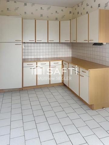 Nichée au cœur de Cinq-Mars-la-Pile, cette maison allie confort, praticité et cadre de vie agréable, idéale pour profiter pleinement du quotidien dans un environnement dynamique et bien desservi.