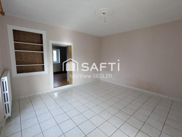 Nichée au cœur de Cinq-Mars-la-Pile, cette maison allie confort, praticité et cadre de vie agréable, idéale pour profiter pleinement du quotidien dans un environnement dynamique et bien desservi.