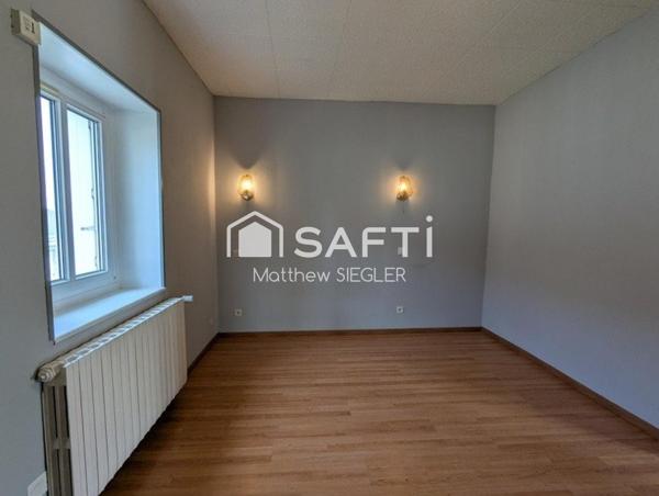 Nichée au cœur de Cinq-Mars-la-Pile, cette maison allie confort, praticité et cadre de vie agréable, idéale pour profiter pleinement du quotidien dans un environnement dynamique et bien desservi.