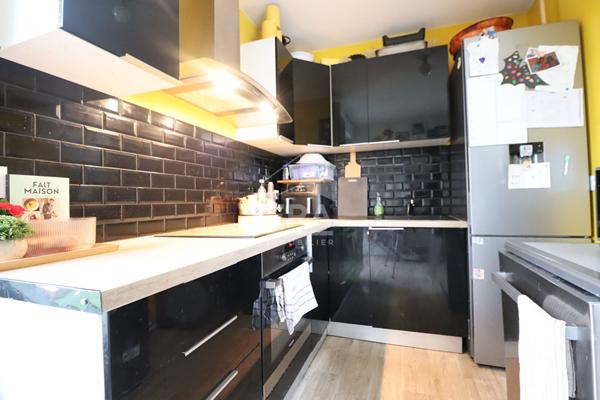 À VENDRE  4 PIÈCES AVEC TERRASSE  DERNIER ÉTAGE  SAINT-DENIS
