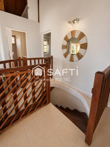 Villa T5 avec vue mer et beaux volumes.