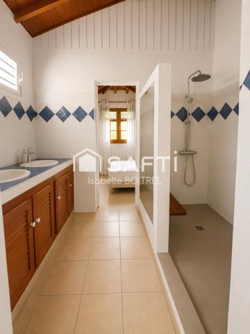 Villa T5 avec vue mer et beaux volumes.
