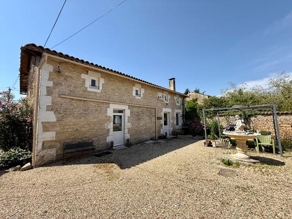 Propriété de village traditionnelle d'un excellent rapport qualité-prix avec gîtes et grand terrain Tillou