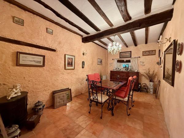 Propriété de village traditionnelle d'un excellent rapport qualité-prix avec gîtes et grand terrain Tillou