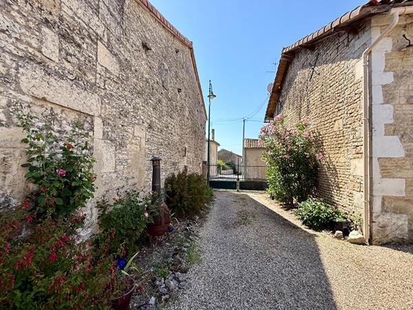 Propriété de village traditionnelle d'un excellent rapport qualité-prix avec gîtes et grand terrain Tillou