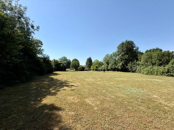 Propriété de village traditionnelle d'un excellent rapport qualité-prix avec gîtes et grand terrain Tillou