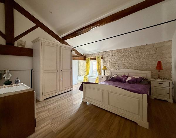 Propriété de village traditionnelle d'un excellent rapport qualité-prix avec gîtes et grand terrain Tillou
