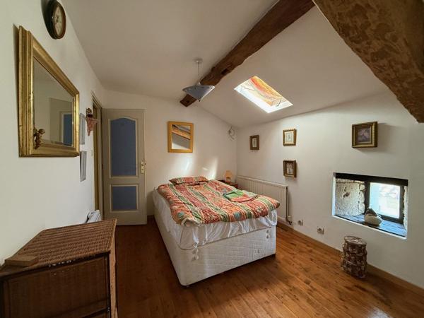 Propriété de village traditionnelle d'un excellent rapport qualité-prix avec gîtes et grand terrain Tillou