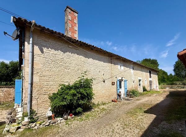 Propriété de village traditionnelle d'un excellent rapport qualité-prix avec gîtes et grand terrain Tillou
