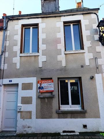 Maison de ville à fort potentiel – Cœur de ville d’Issoudun- proche de toutes commodités à pied !