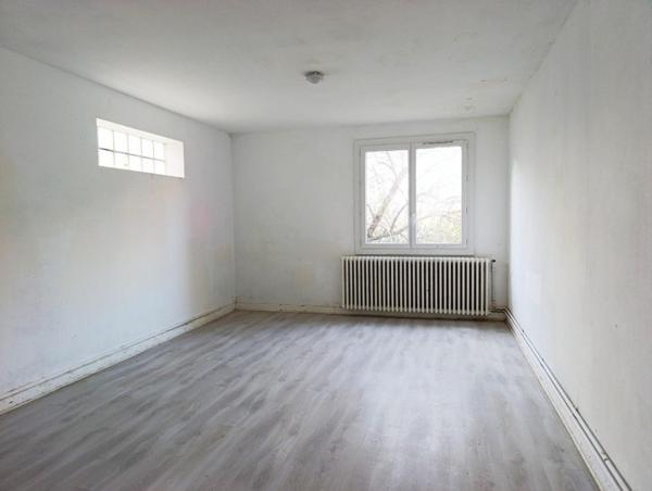 Maison de ville à fort potentiel – Cœur de ville d’Issoudun- proche de toutes commodités à pied !