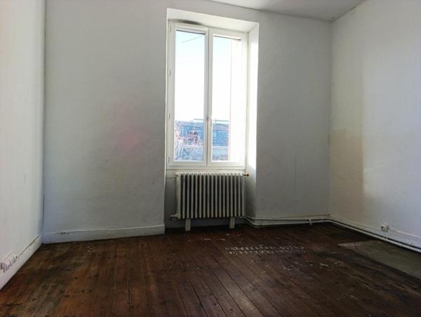 Maison de ville à fort potentiel – Cœur de ville d’Issoudun- proche de toutes commodités à pied !