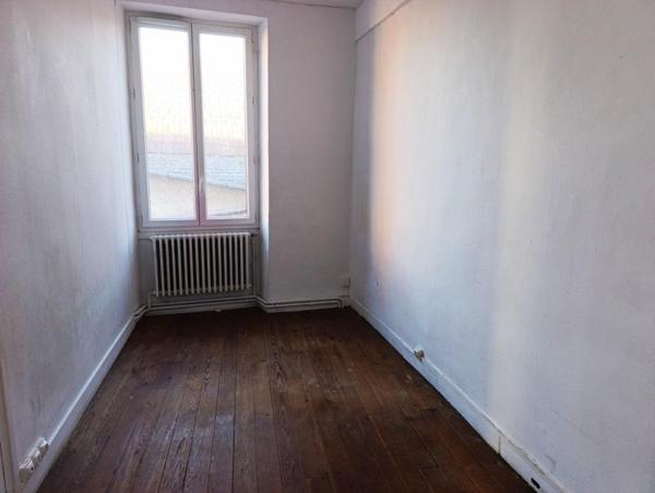 Maison de ville à fort potentiel – Cœur de ville d’Issoudun- proche de toutes commodités à pied !