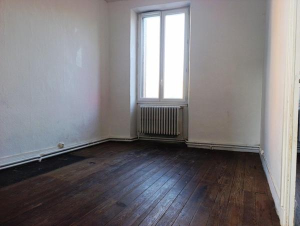 Maison de ville à fort potentiel – Cœur de ville d’Issoudun- proche de toutes commodités à pied !