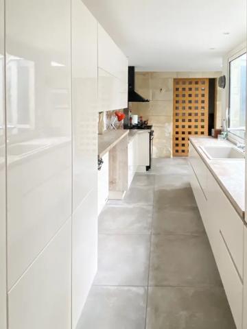 Maison de caractère avec garage et plateau aménageable en hy