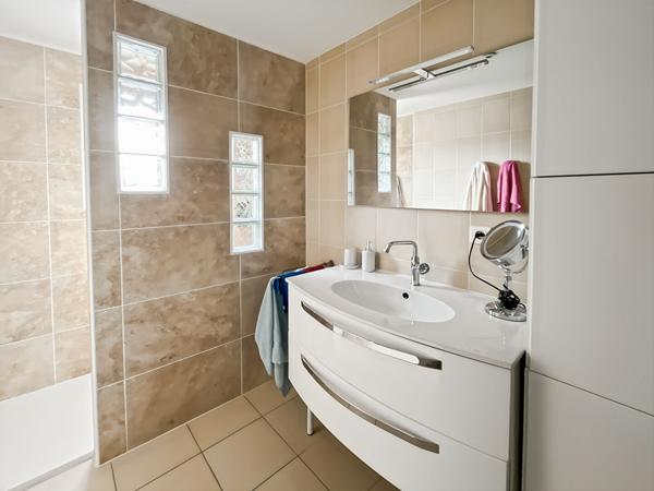 Maison familiale parfaitement entretenue avec extension récente, jardin d'hiver et terrain clos de 1 180 m²