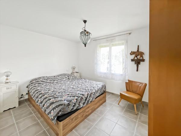 Maison familiale parfaitement entretenue avec extension récente, jardin d'hiver et terrain clos de 1 180 m²