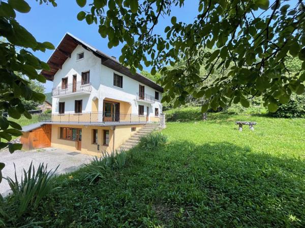 Entremont-le-Vieux (73670) Grande maison familiale + 3 bureaux + appartement T1 accès indépendant - vue dégagée - terrain - 30mn Chambéry