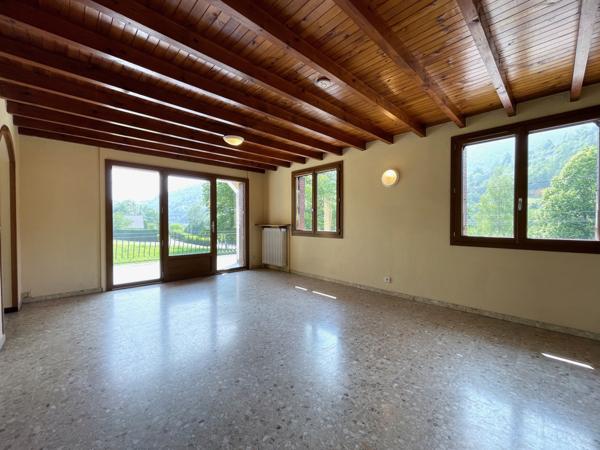 Entremont-le-Vieux (73670) Grande maison familiale + 3 bureaux + appartement T1 accès indépendant - vue dégagée - terrain - 30mn Chambéry