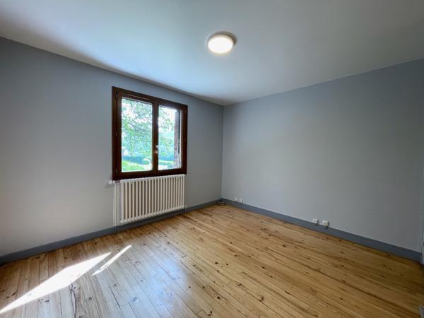 Entremont-le-Vieux (73670) Grande maison familiale + 3 bureaux + appartement T1 accès indépendant - vue dégagée - terrain - 30mn Chambéry