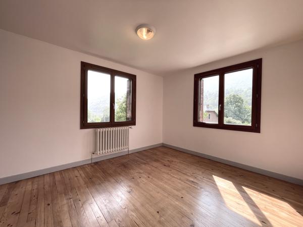 Entremont-le-Vieux (73670) Grande maison familiale + 3 bureaux + appartement T1 accès indépendant - vue dégagée - terrain - 30mn Chambéry