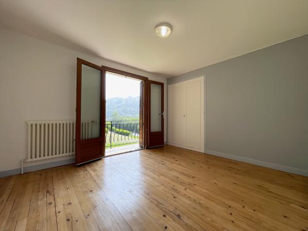 Entremont-le-Vieux (73670) Grande maison familiale + 3 bureaux + appartement T1 accès indépendant - vue dégagée - terrain - 30mn Chambéry