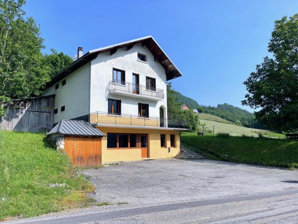 Entremont-le-Vieux (73670) Grande maison familiale + 3 bureaux + appartement T1 accès indépendant - vue dégagée - terrain - 30mn Chambéry