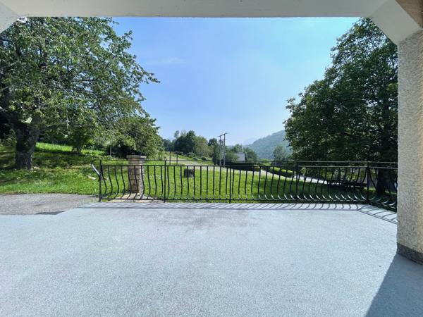 Entremont-le-Vieux (73670) Grande maison familiale + 3 bureaux + appartement T1 accès indépendant - vue dégagée - terrain - 30mn Chambéry