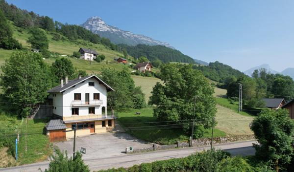 Entremont-le-Vieux (73670) Grande maison familiale + 3 bureaux + appartement T1 accès indépendant - vue dégagée - terrain - 30mn Chambéry
