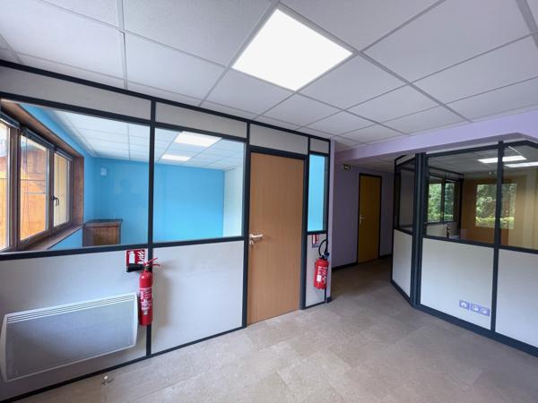 Entremont-le-Vieux (73670) Grande maison familiale + 3 bureaux + appartement T1 accès indépendant - vue dégagée - terrain - 30mn Chambéry