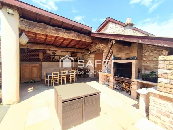 Maison en pierres avec piscine et dépendances