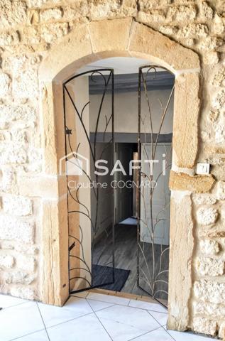 Maison en pierres avec piscine et dépendances