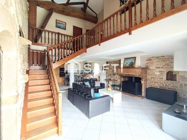 Maison en pierres avec piscine et dépendances