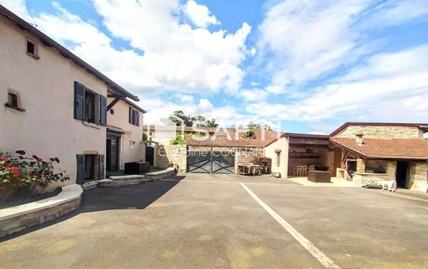 Maison en pierres avec piscine et dépendances