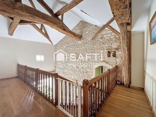 Maison en pierres avec piscine et dépendances