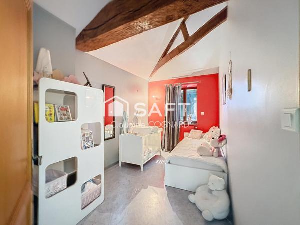 Maison en pierres avec piscine et dépendances