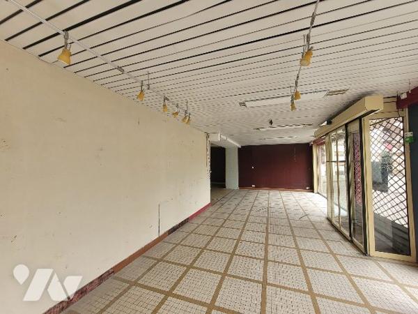 Immeuble avec local et logements