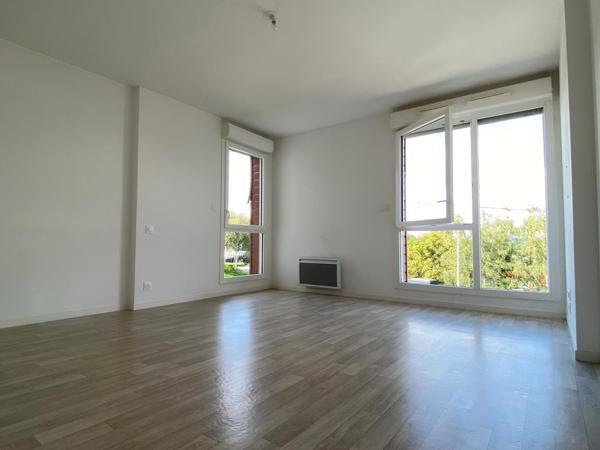 Studio très bien entretenu quartier Kersec, 33,5 m² très lumineux avec box + place de parking extèrieur