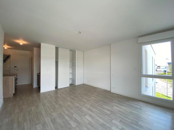 Studio très bien entretenu quartier Kersec, 33,5 m² très lumineux avec box + place de parking extèrieur