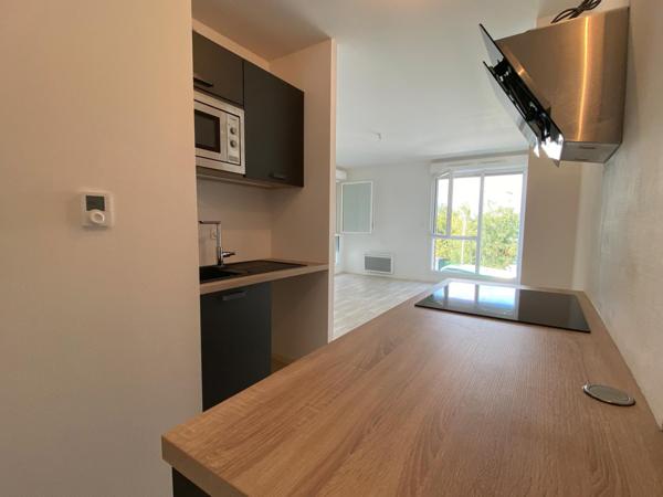 Studio très bien entretenu quartier Kersec, 33,5 m² très lumineux avec box + place de parking extèrieur