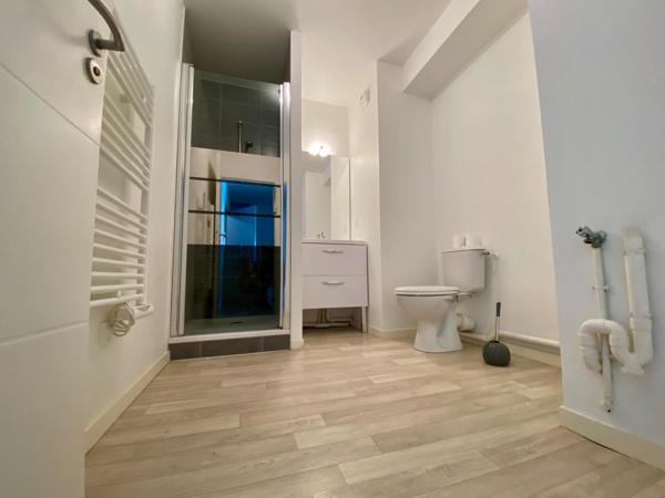 Studio très bien entretenu quartier Kersec, 33,5 m² très lumineux avec box + place de parking extèrieur