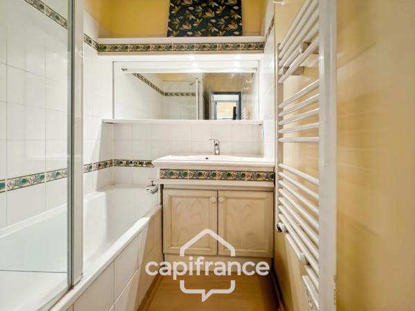 DOMAINE DE PONT ROYAL, Appartement climatisé de 42 m2 en REZ de JARDIN, chambre et chambre-cabine, SDB, Salle d'eau place de parking