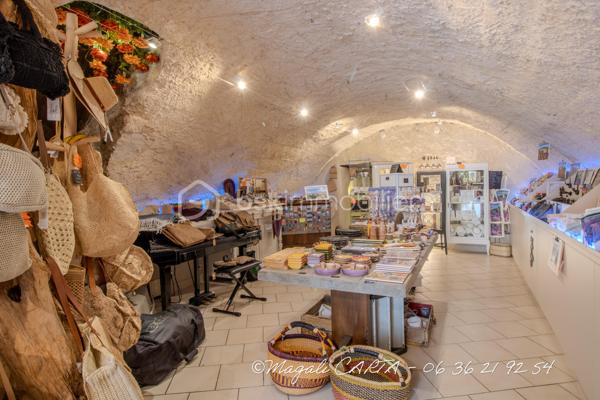 Cession Bail tous commerces sauf restauration au cœur du village médiéval du Catellet.

Local voué d'environ 50m2 avec arrière boutique/ réserve d'environ 30m2.
Ce local est doté d'un évier et d'un toilette.
L'électricité est en cours de réfection.
Actuellement magasin de souvenirs, il est possible de reprendre une partie du stock. 
L'absence d'extracteur ne permet pas de fabrication alimentaire.

Le loyer est de 950€ mensuel et reconductible en 2030.

Ce local situé au cœur de la zone touristique du Castellet vous attend.

Contactez moi pour plus d'informations.