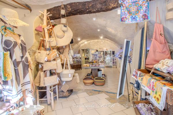 Cession Bail tous commerces sauf restauration au cœur du village médiéval du Catellet.

Local voué d'environ 50m2 avec arrière boutique/ réserve d'environ 30m2.
Ce local est doté d'un évier et d'un toilette.
L'électricité est en cours de réfection.
Actuellement magasin de souvenirs, il est possible de reprendre une partie du stock. 
L'absence d'extracteur ne permet pas de fabrication alimentaire.

Le loyer est de 950€ mensuel et reconductible en 2030.

Ce local situé au cœur de la zone touristique du Castellet vous attend.

Contactez moi pour plus d'informations.